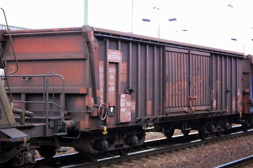 Drehgestellwagen mit Rolldach der DB eingestellt mit der Nr. 31 RIV 80 D-DB 0847 774-3 Taems 889 am 04.01.12 Bhf. Flughafen Berlin-Sch�nefeld.