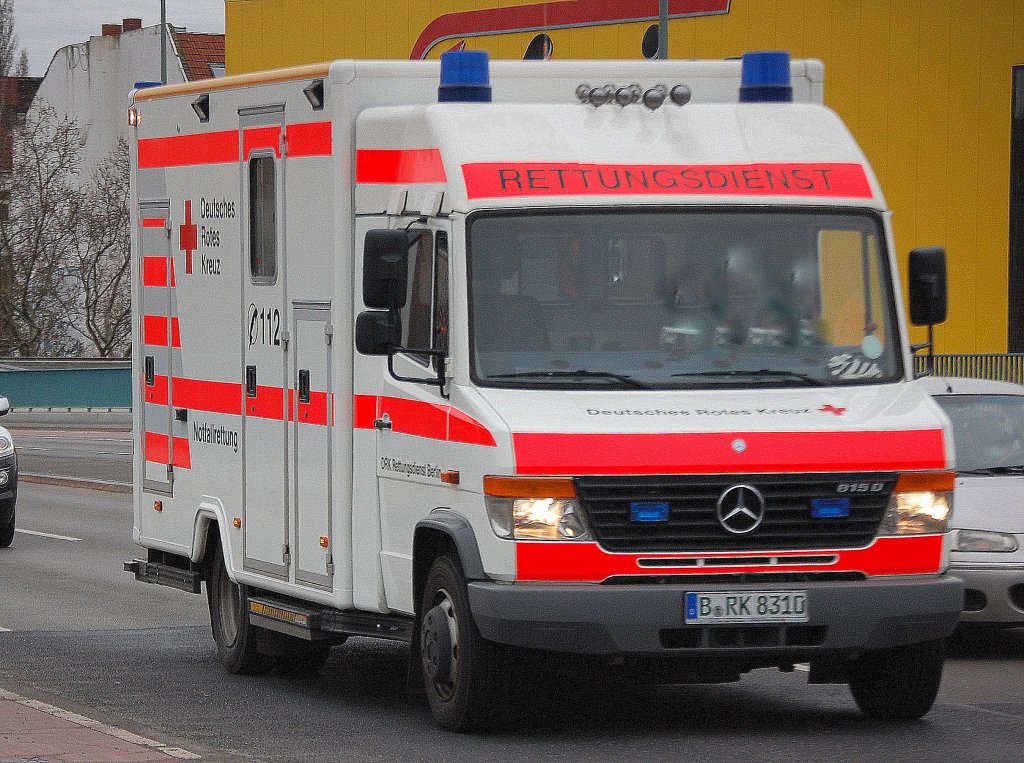 DRK Berlin mit Notfallrettungswagen MB 815 D mit breitem Kastenmodul als Aufsatz, 09.01.12 Berlin-Putlitzbr�cke.