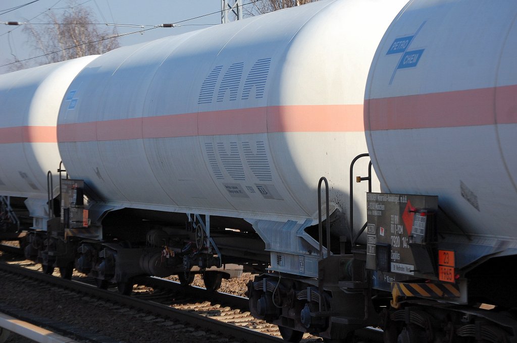 Druckgaskesselwagen der Fa. PETRO CHEM mit Seitenlogo eingestellt mit der Nr. 33 RIV 80 D-PCM 7920 142-6 Zagkks Bahnhof. Westhafen/Westf. lt. Gefahrstofftafel 23/1965 f�r Propangastransporte, 07.03.12 Berlin-Karow. 
