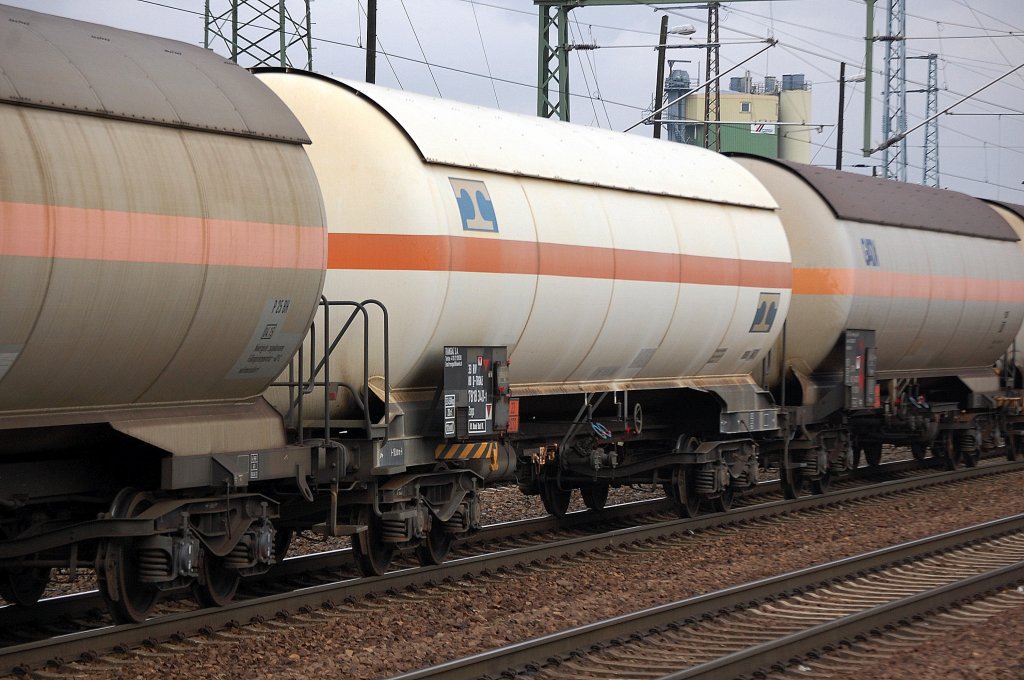 Druckgaskesselwagen der Fa. Transgaz S.A. aus der Schweiz eingestellt in Deutschland 33 RIV 80 D-TRGAZ 7818 340-1 Zans lt Gefahrstofftafel 23/1077 f�r Propengas Transporte, 24.01.12 Bhf. Flughafen Berlin-Sch�nefeld.