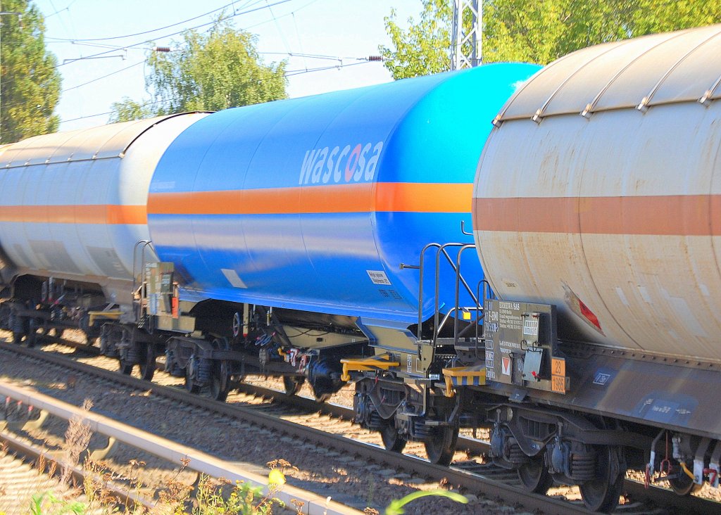 Druckgaskesselwagen vom Wageneinsteller wascosa in blau f�r die Firma Schr�der & Klaus GmbH & Co KG mit der Nr. 33 RIV 80 D-SCKL 7918 570-2 Zagkks Bf. Kirchweyhe lt. Gefahrstofftafel 23/1965 f�r Butangas-Transporte, 22.08.11 Berlin-Karow.