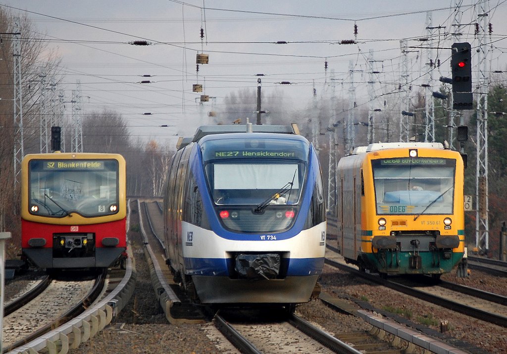 Durch Versp�tungen bedingt kam es endlich in Berlin Karow auf das Zusammentreffen der drei unterschiedlichen Regionalbahnstrecken und deren Triebz�ge auf freier Strecke in Berlin Karow, die Berliner S-Bahn (BR 481) mit der S2 aus Bernau, die NEB mit einem ihrer Talent Tiebz�ge VT 734 auf der Linie NE27 Richtung Wensickendorf und die ODEG mit dem RegioShuttle VT 650.61 auf der Linie OE60 Richtung Berlin Lichtenberg, 19.11.10 Berlin-Karow.  