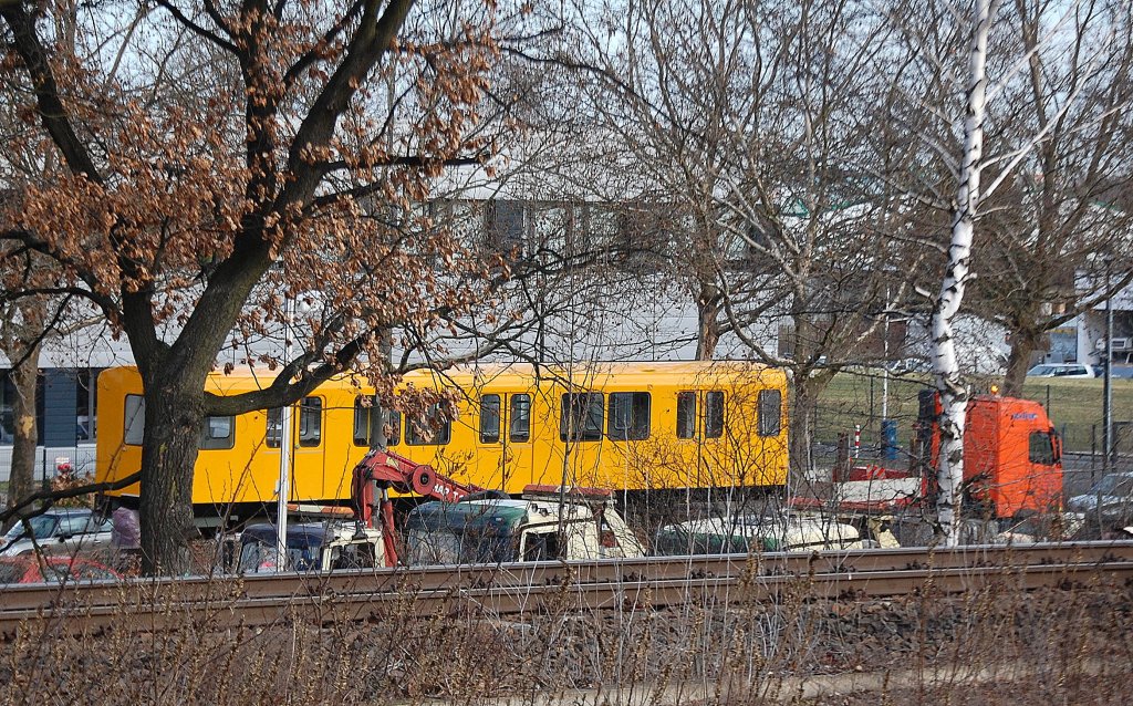 Durch Zufall vom Bahnsteig aus gesehen, ein Schwertransport eines U-Bahn Triebwagen/Teilsegment Nr.? auf einer Tiefladebr�cke, 05.02.13 S-Bhf. Berlin-Jungfernheide.