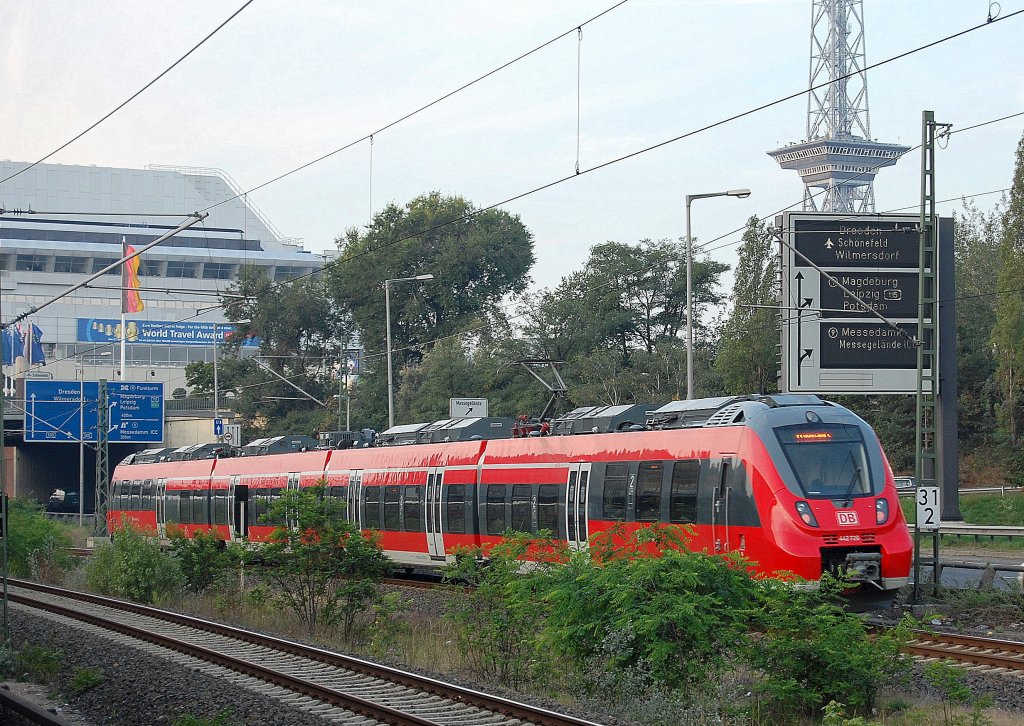 Durch Zufall war gerade wieder ein TALENT 2 (442 726) der DB auf Testfahrt auf dem Berliner Innenring unterwegs, als ich zur InnoTrans unterwegs war, im Hintergrund Funkturm und ICC, 24.09.10