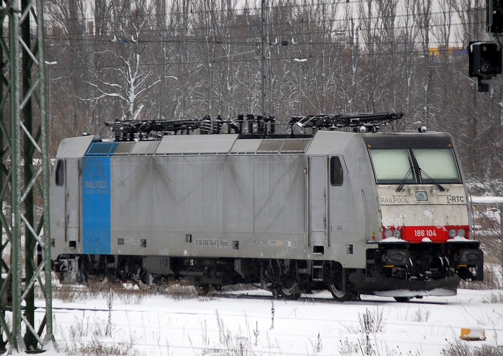 E 186 104 (91 80 6186 104-6 D-Rpool, Bj. 2007), Railpool-Leasinglok vermietet an die OHE, 09.12.10 abgestellt in Bereitschaft am ehemaligen Gbf. Berlin-Moabit gegen�ber dem Berliner Westhafen.