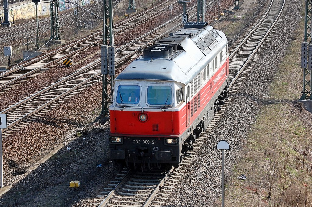 East-West Railways 232 309-5 hat einen Ganzzug offener G�terwagen (leer) zum Berliner Westhafen transportiert und auf dem R�ckweg Richtung Berlin-spandau, 17.04.13 Berlin-Putlitzbr�cke.