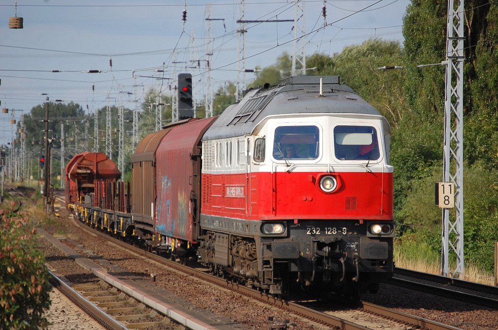East-West Railways Lok 232 128-9 mit gemischtem G�terzug am 16.07.13 Berlin-Karow.