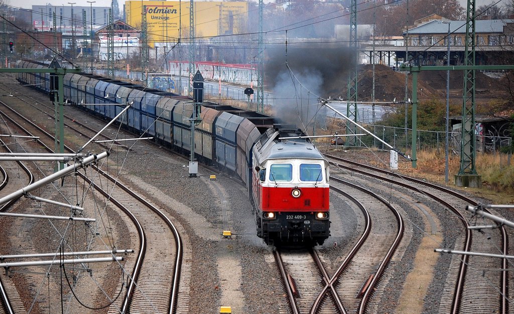 East-West Railways Lok 232 409-3 holt einen Kohlezug polnischer Sch�ttgutwagen vom Abstellgleis des ehemaligen Gbf. Berlin-Moabit gegen�ber dem Berliner Westhafen ab, 27.11.12