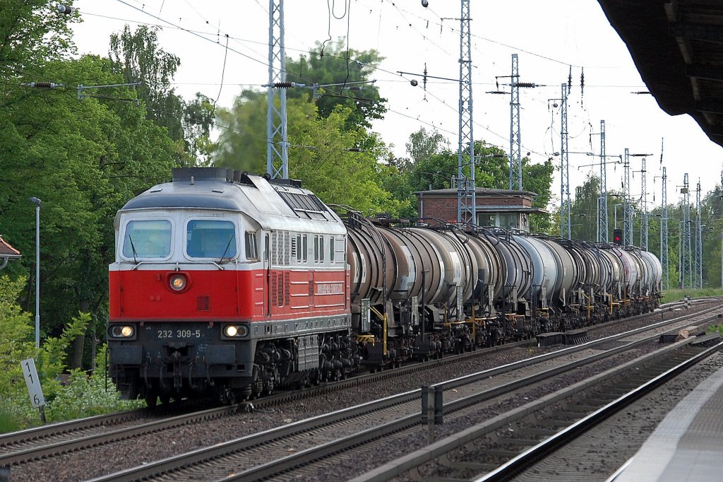East-West Railways Ludmilla 232 309-5 mit Kesselwagenzug Richhtung Bernau, 23.05.13 Berlin-Karow. 