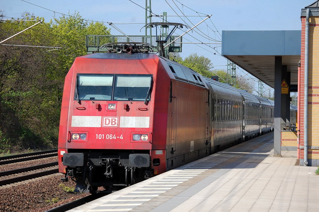 EC 175 mit 101 064-4  nach Budapest am 01.05.13 Richtung Berlin Hbf. (tief), Berlin-Jungfernheide.
