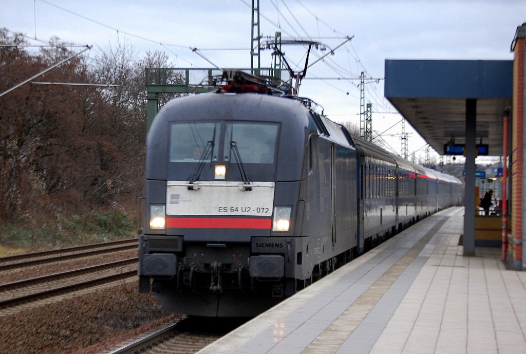 EC 175 nach Budapest-Keleti pu mit MRCE Dispolok ES 64 U2-072 der DB (91 80 6185 572-? D-DISPO) Richtung Berlin Hbf. (tief) am 06.01.12 Berlin-Jungfernheide.