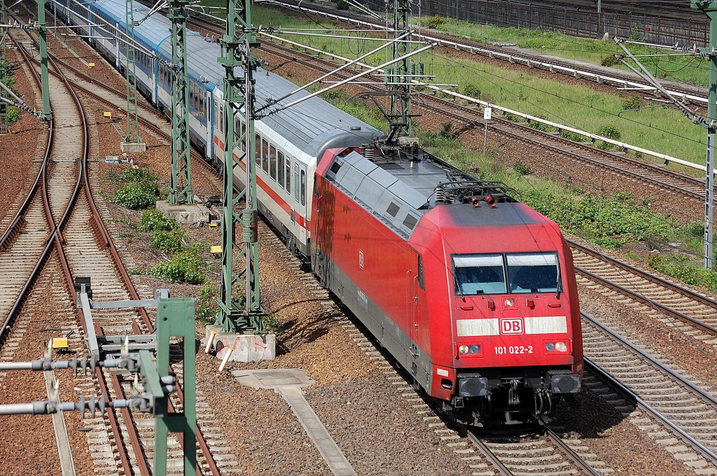 EC 175 Richtung Berlin Hbf.(tief) mit 101 022-2 am 27.05.13 Berlin-Putlitzbr�cke.