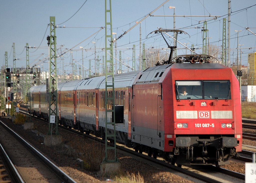 EC 176 mit 101 087- 5 Richtung Berlin Spandau, 15.11.10 Berlin-Beusselstr.