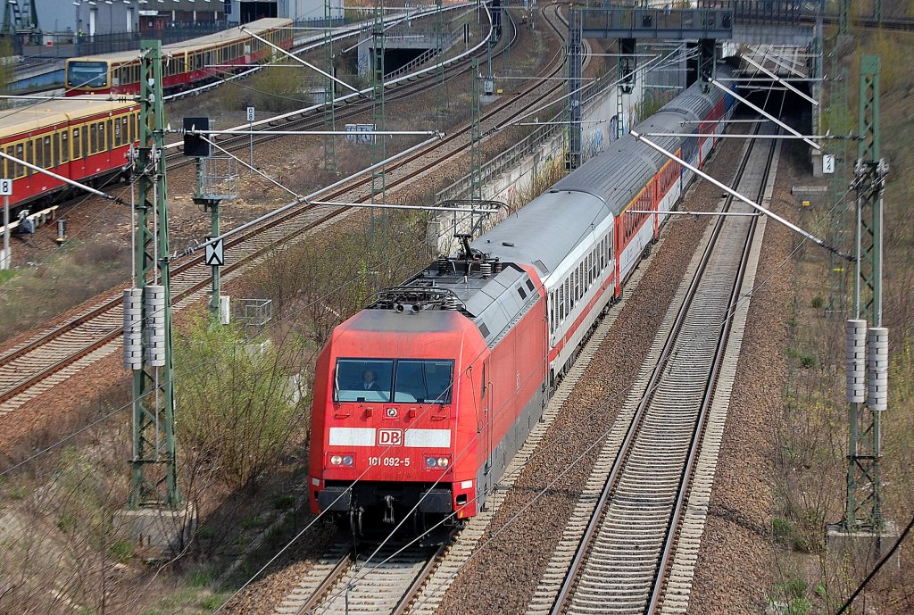 EC 176 mit 101 092-5 nach Hamburg Altona am 20.04.12 Berlin Putlitzbr�cke.