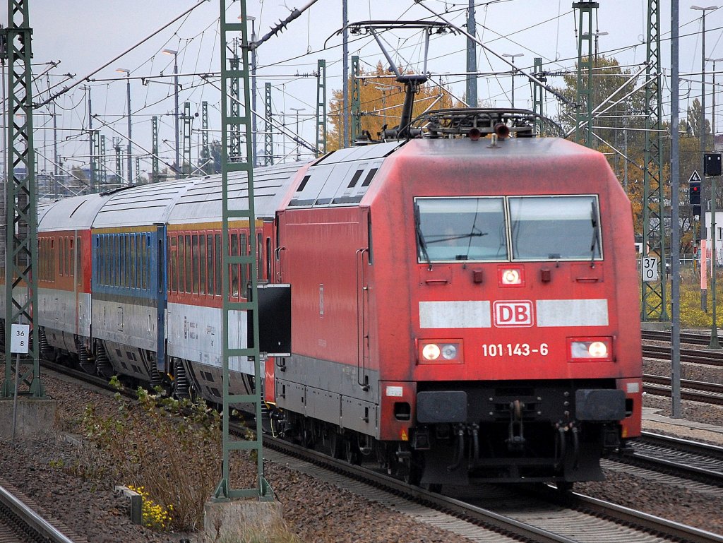 EC 176 mit 101 143-6 Richtung Berlin-Spandau, 28.10.10 Berlin-Beusselstr.