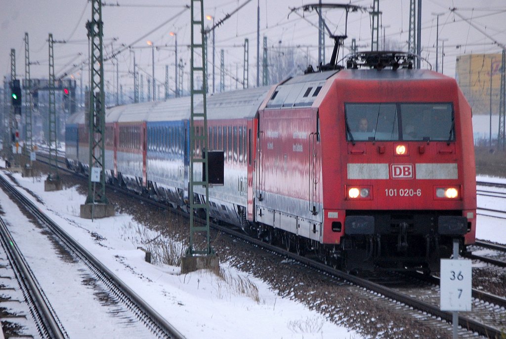 EC 176 nach Hamburg mit 101 020-6 Richtung Berlin-Spandau, 06.12.10 Berlin-Beusselstr. 