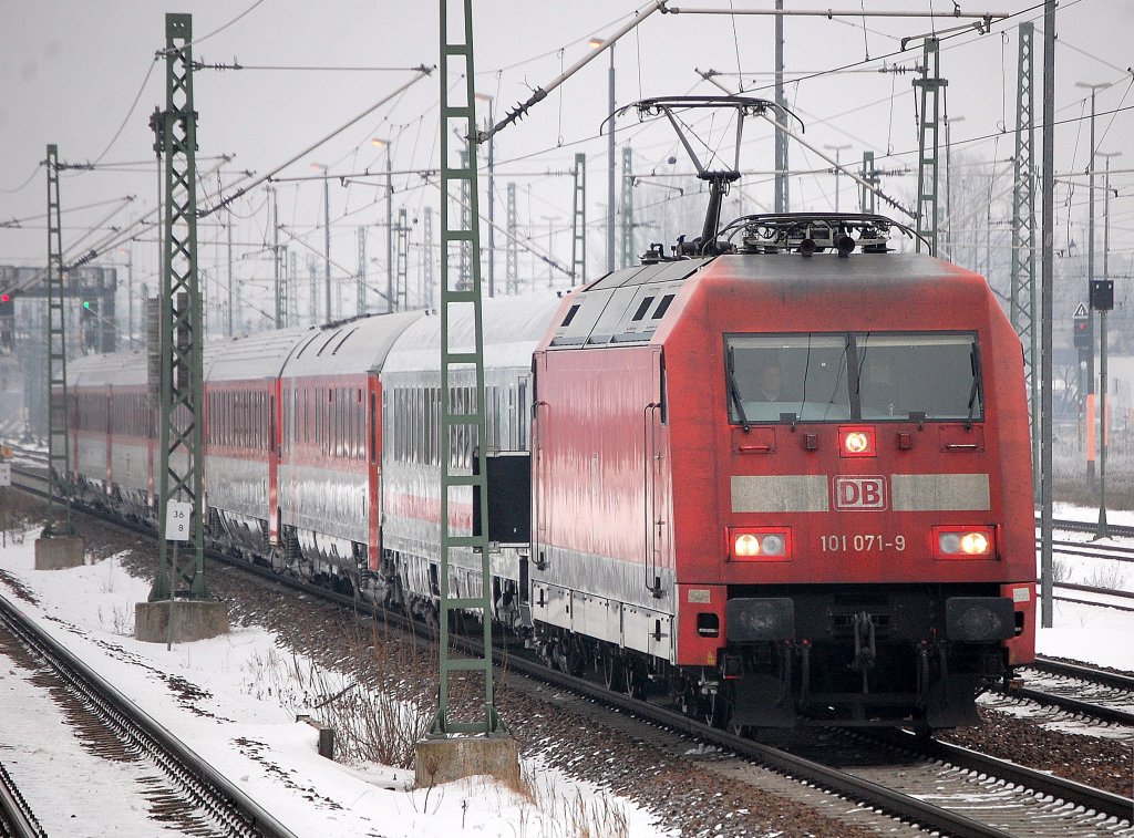 EC 176 nach Hamburg mit 101 071-9 Richtung Berlin-Spandau, 07.12.10 Berlin-Beusselstr.  