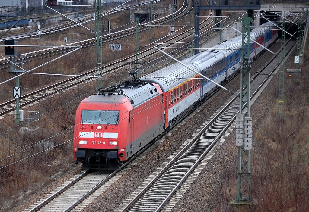 EC 176 nach Hamburg mit 101 127-9 Richtung Berlin-Spandau, 09.01.12 Berlin-Putlitzbr�cke.