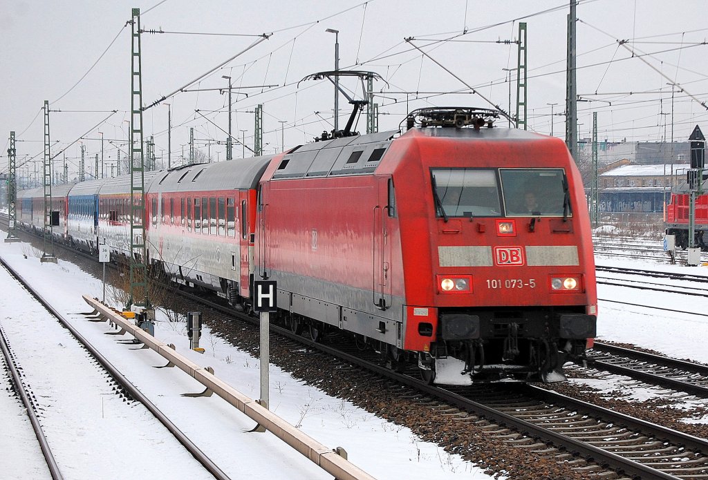 EC 176 nach Hamburg Richtung Berlin-Spandau mit 101 073-5 unterwegs, 04.01.11 Berlin-Beusselstr. 
