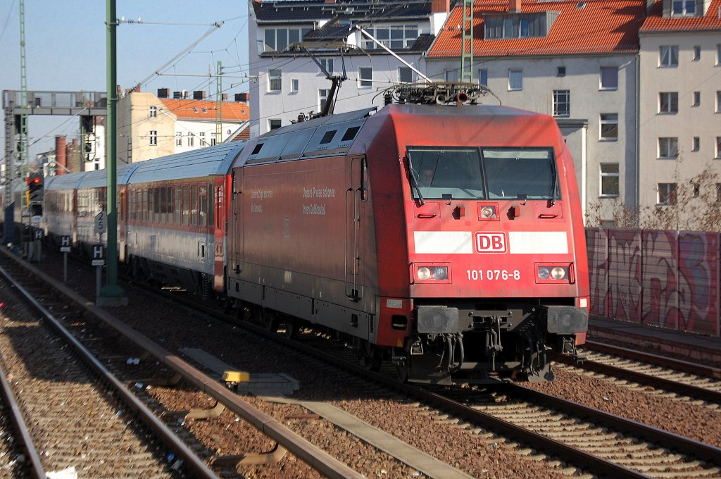 EC 177 mit 101 076-8 Richtung Berlin Hbf. (tief), 05.03.12 Berlin-Wedding.