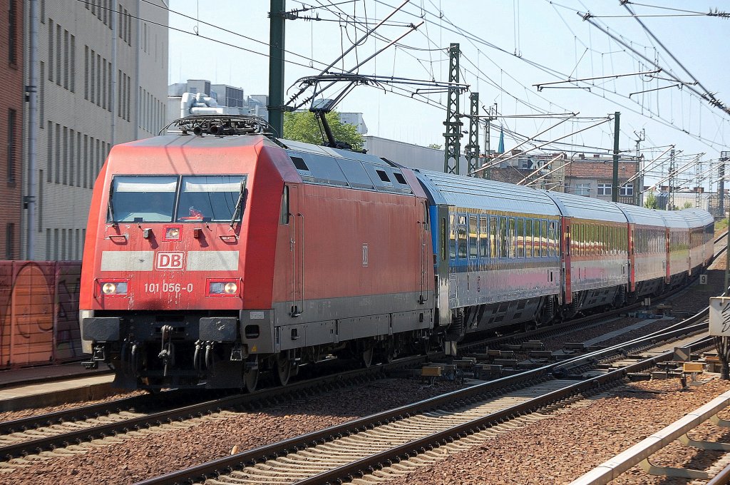 EC 178 mit 101 056-0 am 18.06.12 nach Beendigung der Tour aus Richtung Berlin Hbf (tief) kommend, Berlin-Wedding. 