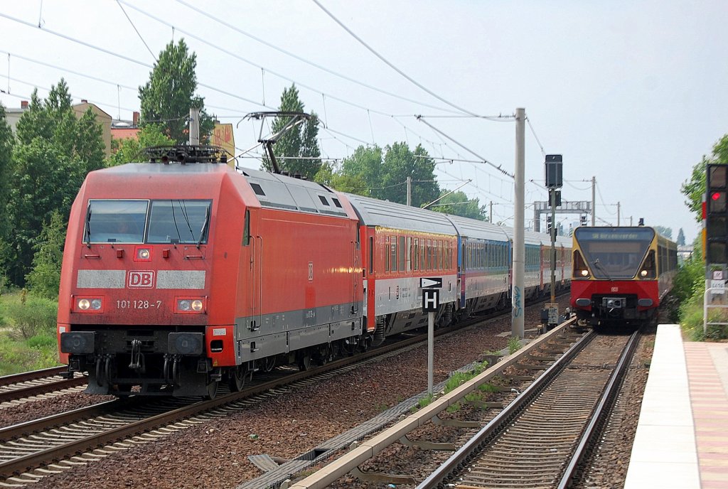 EC 178 mit 101 128-7 Richtung Bernau �berholt die einfahrende S8 Richtung Birkenwerder, 12.05.11 S-Bhf. Berlin-Pankow. 