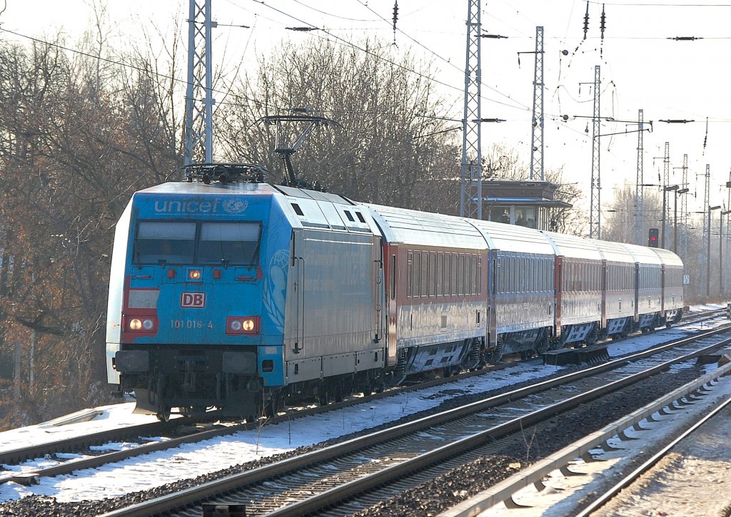 EC 178 nach Szczecin Glowny mit 101 016-4 Richtung Bernau, 05.01.11 Berlin-Karow.