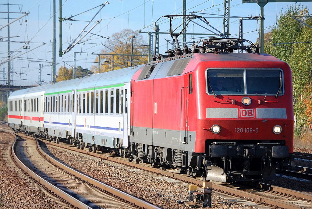 EC 249 mit 120 106-0 am 17.10.12 Bhf. Flughafen Berlin-Sch�nefeld.