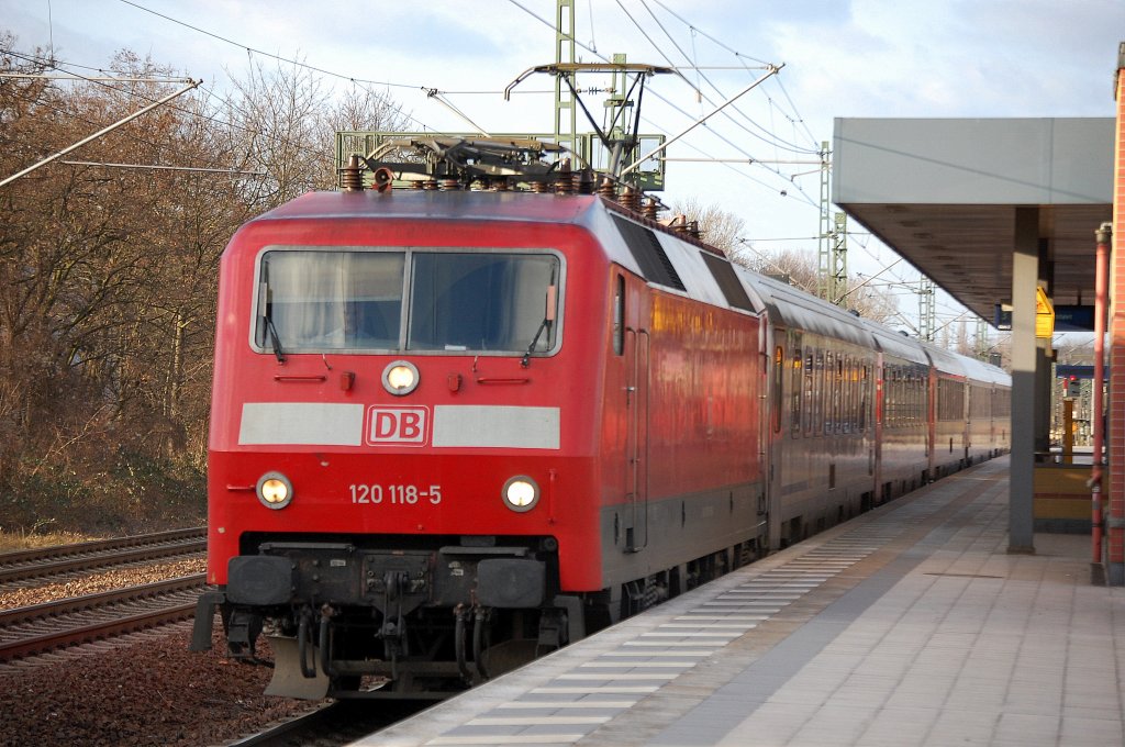 EC 249 mit 120 118-5 Richtung Berlin Hbf.(tief), 31.01.13 Durchfahrt Bhf. Berlin-Jungfernheide.