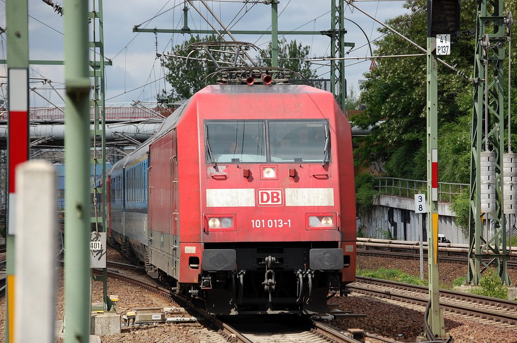 EC 2578 mit 101 013-1 f�hrt im Bhf. Berlin-Gesundbrunnen ein, 27.05.13