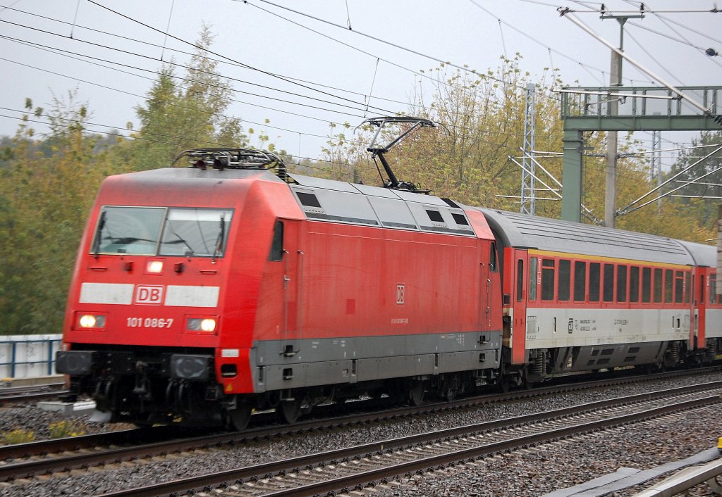 EC 378 mit 101 086-7 Richtung Bernau, 19.10.10 Berlin-Blankenburg. 