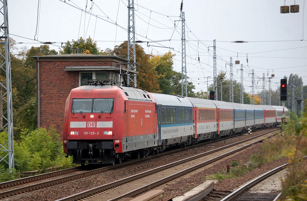 EC 378 mit 101 125-3 Richtung Bernau, 12.10.12 Berlin-Karow.