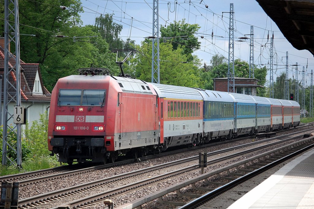 EC 378 nach Stralsund mit 101 106-3 am 21.05.13 Berlin-Karow.
