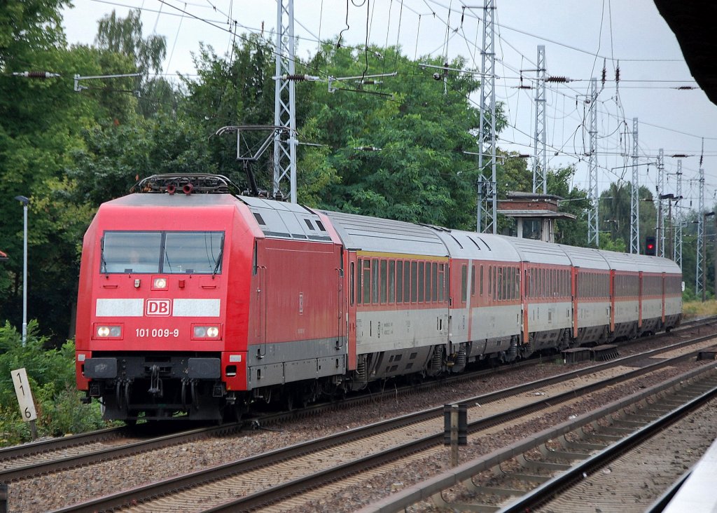 EC 378 (Ostseebad Binz) mit 101 009-9 Richtung Bernau, 04.08.10 Berlin-Karow.