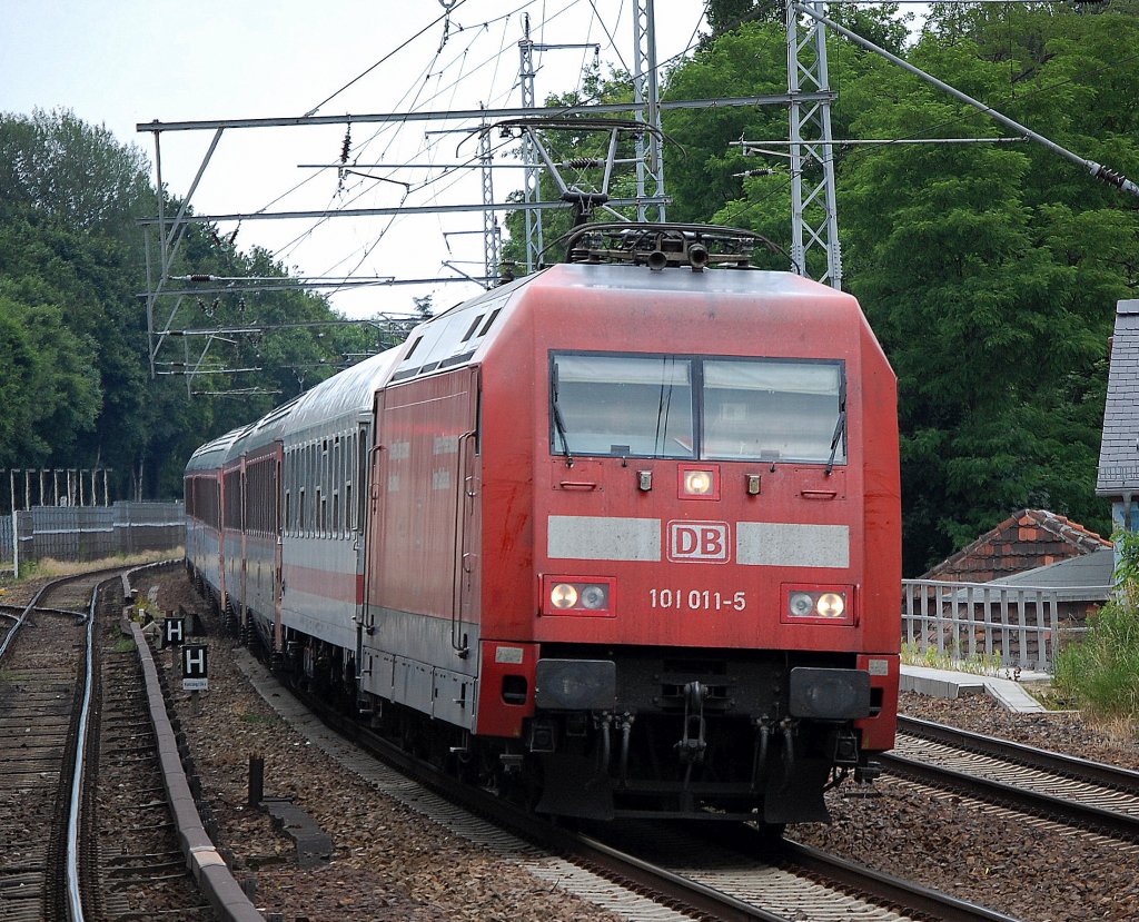 EC 379 (Brno hl.n.) mit 101 011-5 Richtung Berlin-Gesundbrunnen, 25.06.10 Berlin-Buch. 