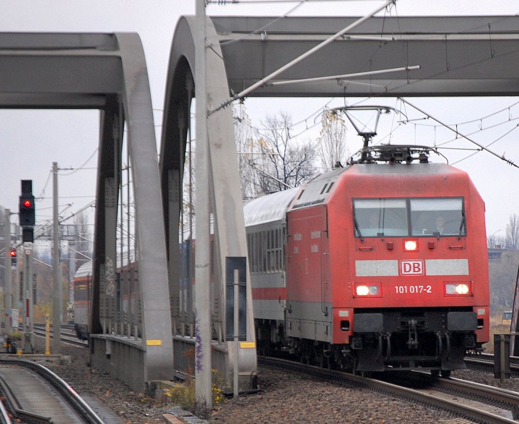 EC  379 mit 101 017-2 Richtung Berlin-Gesundbrunnen, 08.11.10 Berlin-Pankow.