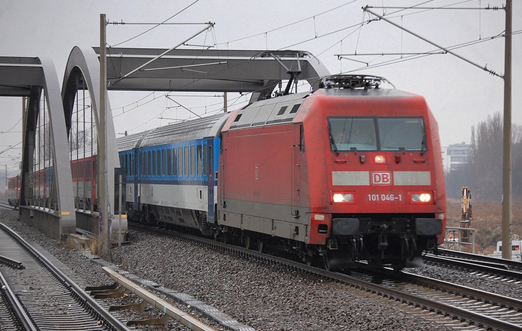 EC 379 mit 101 046-1 Richtung Berlin-Gesundbrunnen, 17.01.12 Berlin-Pankow.