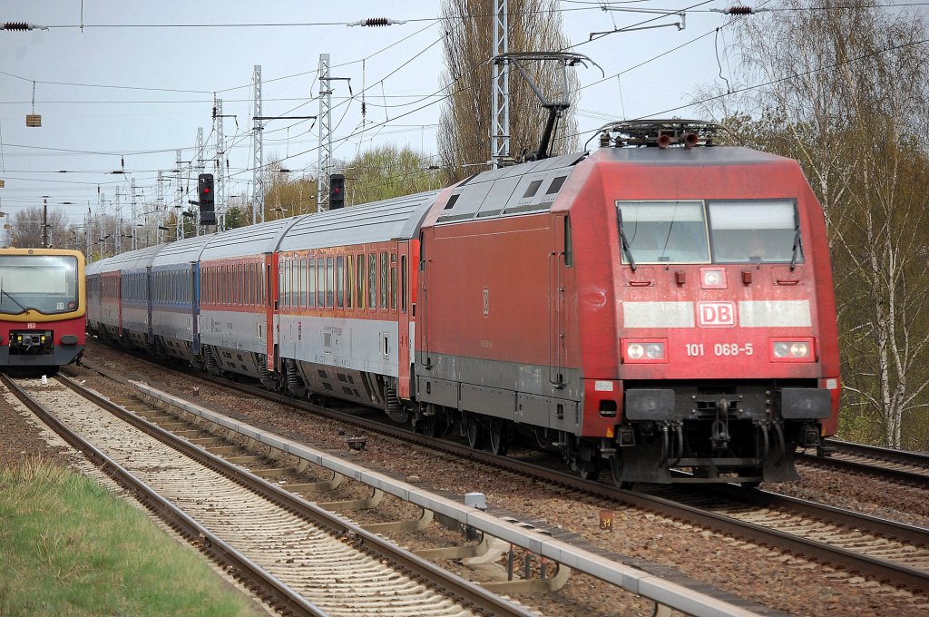EC 379 mit 101 068-5 Richtung Berlin-Gesundbrunnen, 11.04.11 Berlin-Karow.