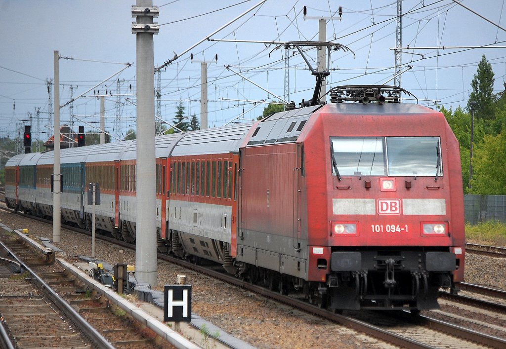 EC 379 mit 101 094-1 Richtung Berlin-Gesundbrunnen, 12.06.12 Berlin-Blankenburg.