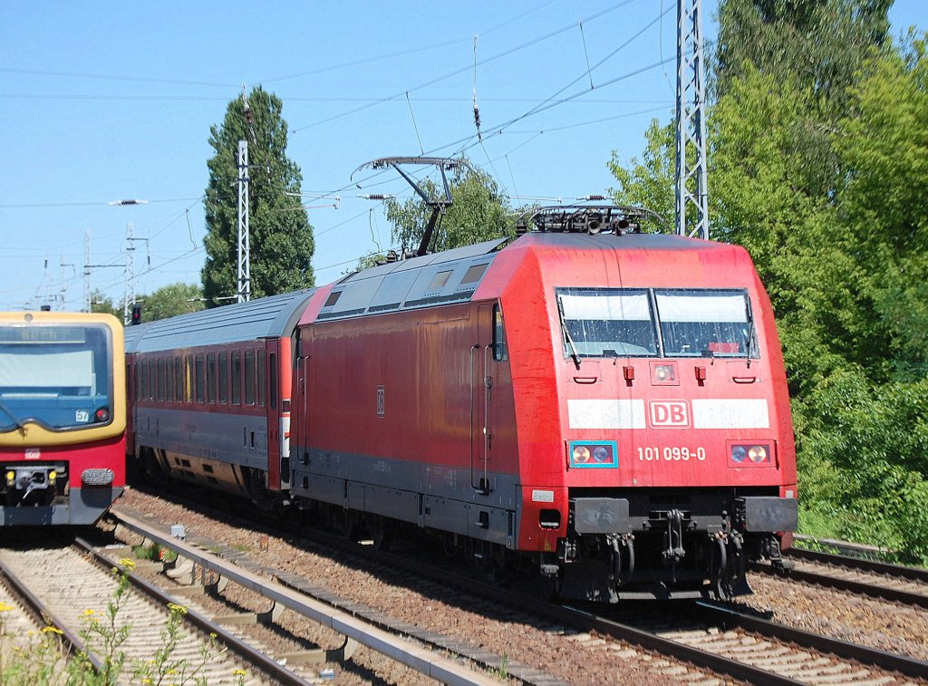 EC 379 mit 101 099-0 Richtung Berlin-Gesundbrunnen, 29.06.11 Berlin-Karow.