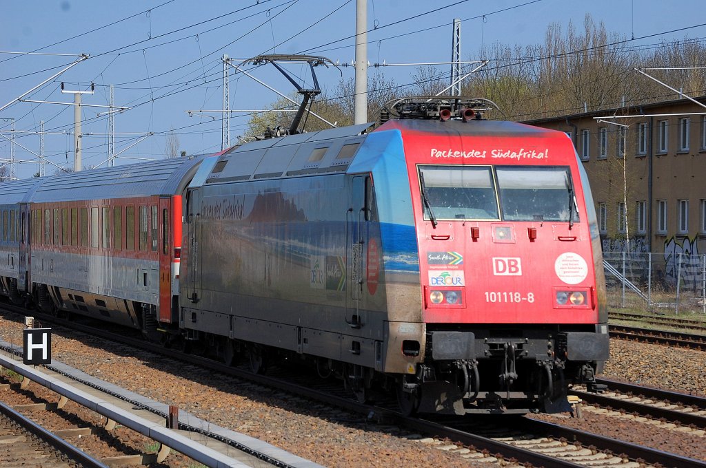 EC 379 mit 101 118-8 am 24.04.13 Berlin-Blankenburg.