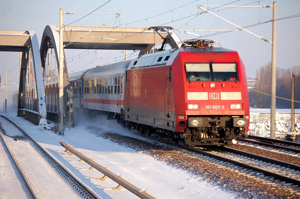 EC 379 nach Brno hl.n. mit 101 007-3, n�chster Halt Berlin Gesundbrunnen, 04.12.10 Berlin-Pankow. 