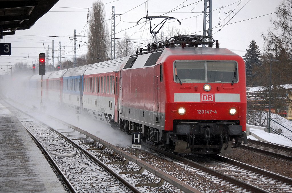 EC 379 nach Brno hl.n. (Prag) mit 120 147-4 Richtung Berlin-Gesundbrunnen, 21.01.13 Berlin-Karow.