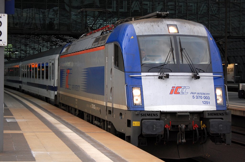EC 43 Warszawa Wschodnia mit PKP IC Lok 5 370 003 1251 (91 51 5370 003-3 PL-PKPIC) f�hrt am 06.01.12 im Berliner Hbf. ab.