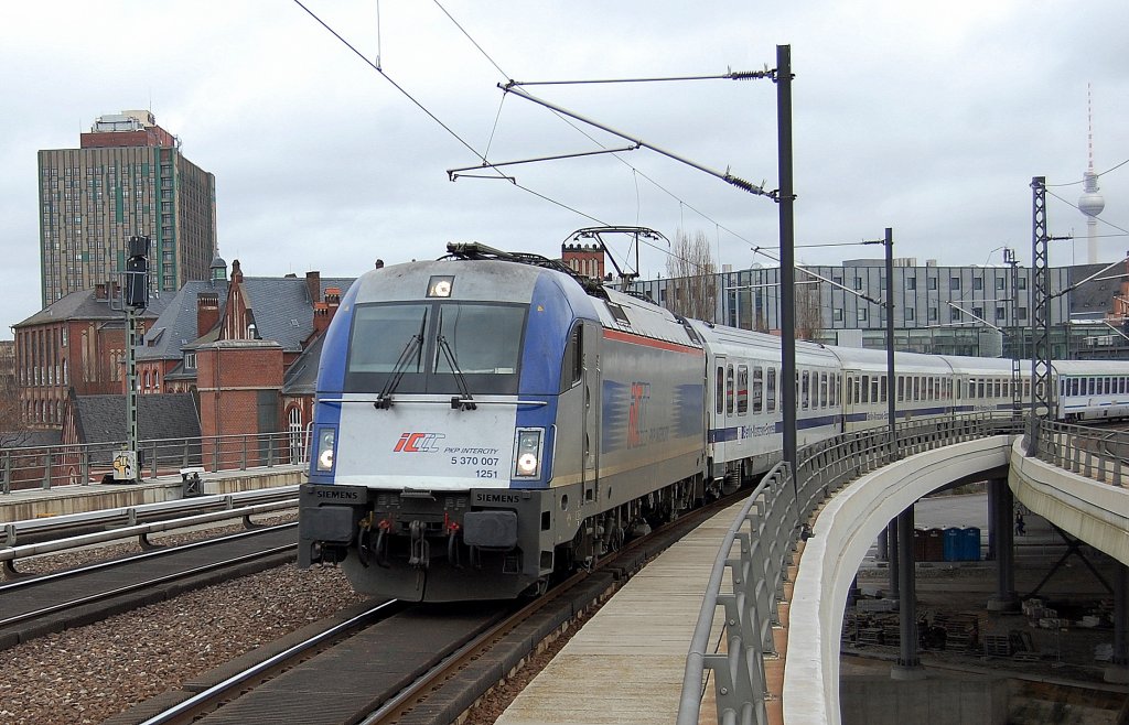 EC 44 aus Warschau mit Husarz 5 370 007 kommt Berlin Hbf an, 03.02.13