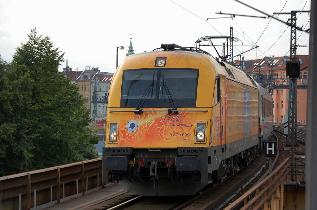 EC 47 nach Warszawa Wschodnia mit PKPIC EM-Werbelok  Gdansk  5 370 009 (91 51 5370 009-3 PL-PKPIC) bei der Durchfahrt im Bhf. Berlin-Alexanderplatz, 18.07.12