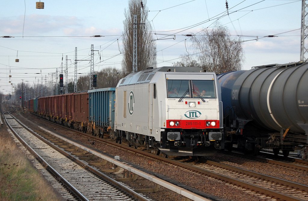 Echte �berraschung am gr�nen Donnerstag Abend, mal wieder von der Nebenstrecke aus Richtung Basdorf ein Schotterzug (Seltenheit), diesmal mit der noch nicht so h�ufig gesichteten ITL Lok 285 111-1 (92 80 1285 111-1 D-ITL, Bombardier Bj.2010) am 05.04.12 Berlin-Karow.