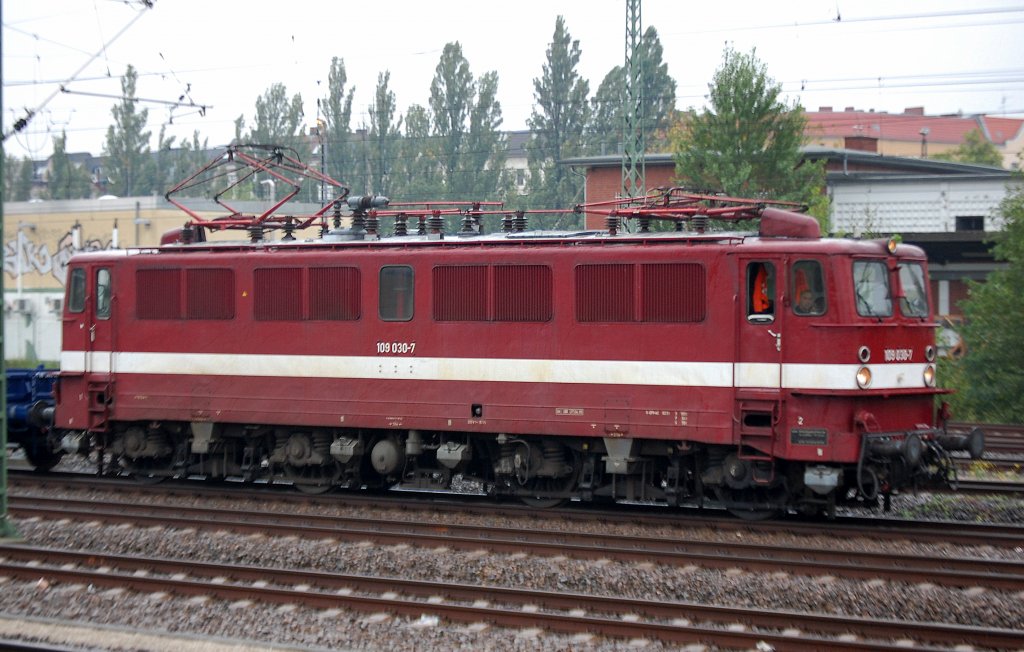 EGP 109 030-7 mit zwei Drehgestellflachwagen Richtung Berlin-Spnadau, 27.09.10 Berlin-Beusselstr.