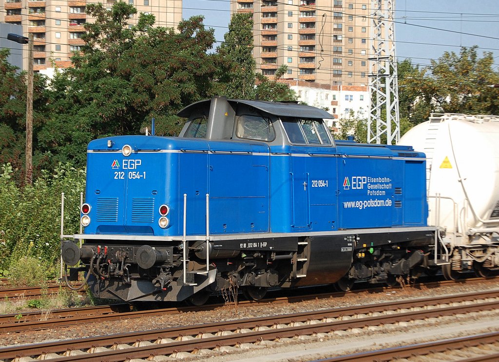 EGP 212 054-1 (92 80 1212 054-1 D-EGP, MaK Bj. 1963) rangiert Zementsilostaubwagen am Gbf. Berlin Greifswalder Str. 17.07.09
