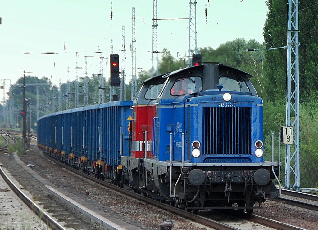 EGP Doppeltraktion mit 212 272-9 (92 80 1212 272-9 D-EGP, MaK Bj.1965) + 212 024-4 mit Ganzzug offener G�terwagen Richtung Karower Kreuz Berlin, 23.07.09 Berlin-Karow. 